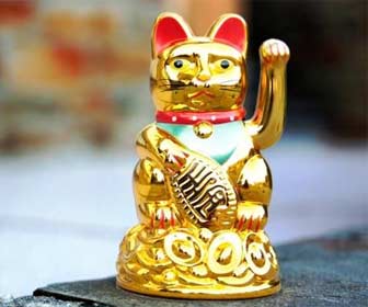 Estatua de un gato chino dorado de la suerte