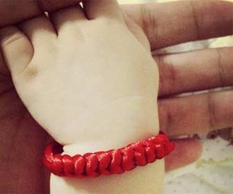 Pulsera de hilo rojo para nios